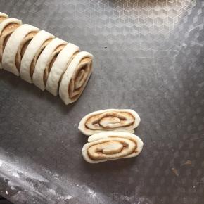 用刀切成一个个的小长方形。两个一组，平躺在一起，微微的拉一下。