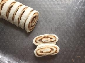 用刀切成一个个的小长方形。两个一组，平躺在一起，微微的拉一下。