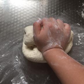 在案板上撒些面粉，以手腕的力量继续揉均匀。