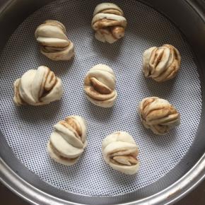 全部弄好后，放入锅中盖上锅盖。