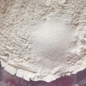 再加入白砂糖搅拌均匀。