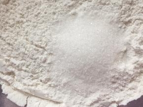 再加入白砂糖搅拌均匀。