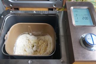 将除黄油、红豆沙外的所有材料入面包桶中，再将桶安放在东菱面包机内，我选择的是“普通面包”程序，可以用这个程序来完成揉面、发酵