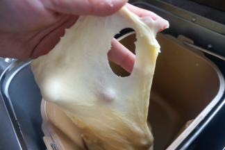 待面团能扯出薄而透明的膜时，手指戳个洞，边缘光滑状时，揉面结束，我的这个面团还是有些欠时间，再继续揉5分钟更好