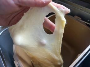 待面团能扯出薄而透明的膜时，手指戳个洞，边缘光滑状时，揉面结束，我的这个面团还是有些欠时间，再继续揉5分钟更好