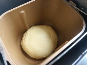 面团收圆，放在桶里，盖上盖子进行发酵