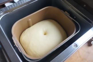 待面团是原来的2.5倍左右大小时，手指蘸面粉在顶部戳个洞，不塌陷不回缩，发酵成功