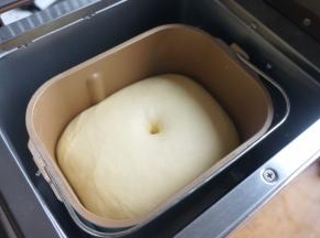 待面团是原来的2.5倍左右大小时，手指蘸面粉在顶部戳个洞，不塌陷不回缩，发酵成功