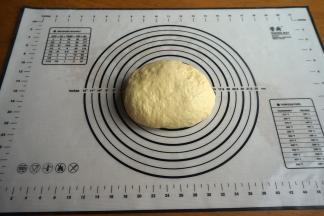 将面团取出放在揉面垫上，排气，松弛3分钟