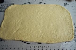 将面团擀成厚约5毫米的长方形大片