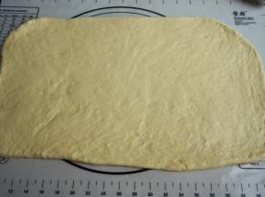 将面团擀成厚约5毫米的长方形大片