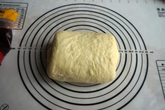 由上向下卷成卷，封口朝下