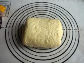 由上向下卷成卷，封口朝下