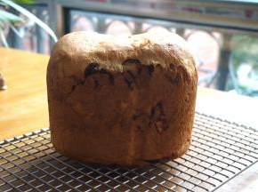 烤好的面包立刻倒在晾架上，自然晾凉后封袋保存，切片食用；这面不漂亮，一会儿咱换个漂亮的角度来拍噢