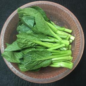 菜心洗净沥干水分备用。