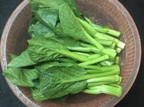 菜心洗净沥干水分备用。