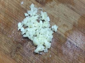 蒜头切碎。