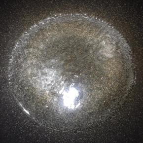 锅中加入清水，调入少许盐和几滴食用油，大火烧开。