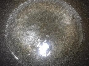 锅中加入清水，调入少许盐和几滴食用油，大火烧开。