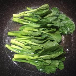 下入菜心烫熟。