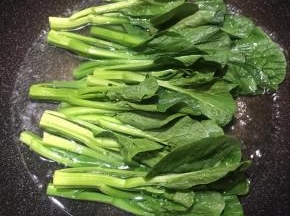 下入菜心烫熟。