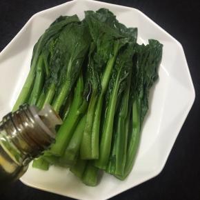 捞出沥干水，装盘，淋入酱油。