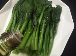 捞出沥干水，装盘，淋入酱油。