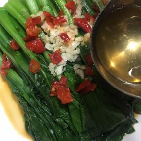 浇入烧至冒青烟的热油。