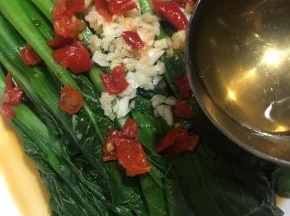 浇入烧至冒青烟的热油。