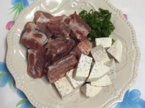 香芋去皮切小块，排骨洗净放清水里浸泡去血水，捞出沥干水。