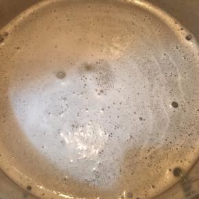 大米和玉米糁淘洗干净放入锅中，加入足量的清水。