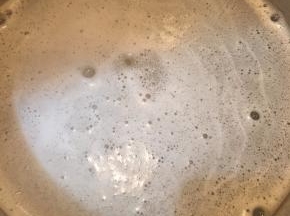 大米和玉米糁淘洗干净放入锅中，加入足量的清水。