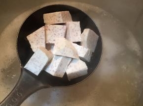 下入芋头，转中火慢慢熬煮。