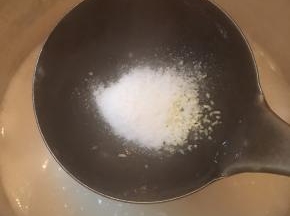 煮至熟透，调入盐和鸡精，撒入葱末即可关火。