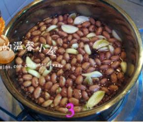 容器中倒入清水，搅拌均匀，大火煮沸后，关火，放凉后放冰箱侵泡一夜。