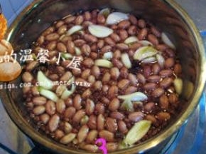 容器中倒入清水，搅拌均匀，大火煮沸后，关火，放凉后放冰箱侵泡一夜。