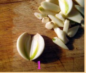 大蒜剥皮，对半切开；