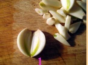 大蒜剥皮，对半切开；