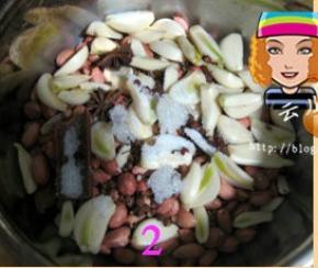 大蒜，花生米，桂皮，大料，花椒，白糖，盐全部倒入容器中；