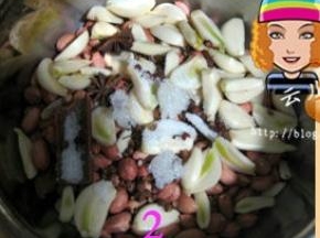 大蒜，花生米，桂皮，大料，花椒，白糖，盐全部倒入容器中；