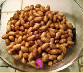 容器放微波炉内，高火打三分钟取出。用筷子搅拌，散出其中的热气；