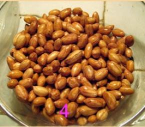 取出侵泡好的花生米，捞出花生米放微波容器中。调料水放饭盒冷冻起来，下回可能再用的。