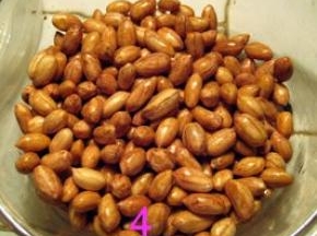 取出侵泡好的花生米，捞出花生米放微波容器中。调料水放饭盒冷冻起来，下回可能再用的。