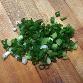 香葱切碎备用。