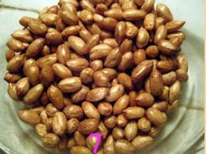 再将花生放入微波炉内，高火打2分30秒；