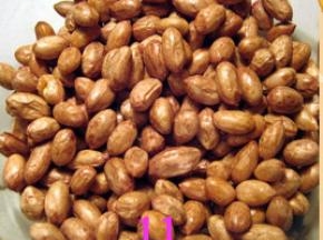 接着将花生米再高火打1分30秒。将已熟的花生米平铺盘子上，凉后装保鲜盒。