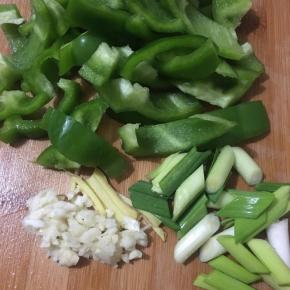 鱿鱼干提前一天用温水泡发，洗净切花刀备用。