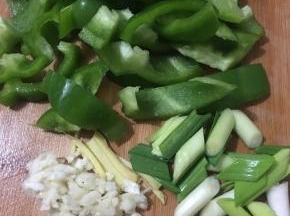 鱿鱼干提前一天用温水泡发，洗净切花刀备用。