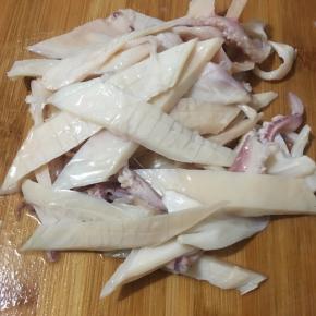 圆椒切块，蒜头切碎，生姜切丝，蒜苗切段备用。