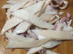 圆椒切块，蒜头切碎，生姜切丝，蒜苗切段备用。